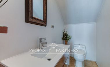 Amplia casa familiar, en tranquilo barrio residencial, Providencia.