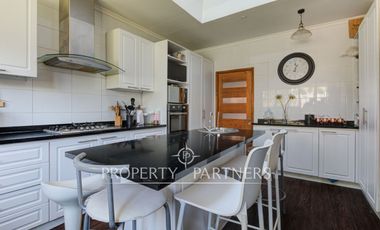 Amplia casa familiar, en tranquilo barrio residencial, Providencia.