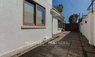 Amplia casa familiar, en tranquilo barrio residencial, Providencia.