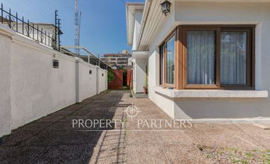 Amplia casa familiar, en tranquilo barrio residencial, Providencia.