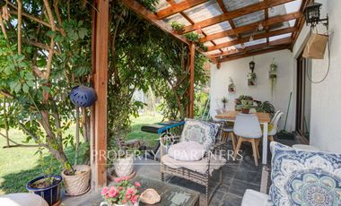 Amplia casa familiar, en tranquilo barrio residencial, Providencia.