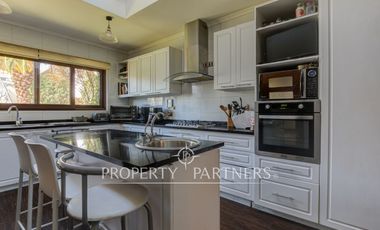 Amplia casa familiar, en tranquilo barrio residencial, Providencia.