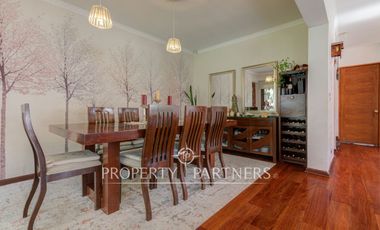 Amplia casa familiar, en tranquilo barrio residencial, Providencia.