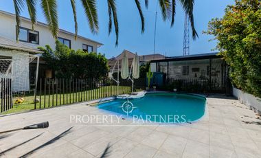 Amplia casa familiar, en tranquilo barrio residencial, Providencia.