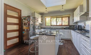 Amplia casa familiar, en tranquilo barrio residencial, Providencia.