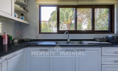 Amplia casa familiar, en tranquilo barrio residencial, Providencia.