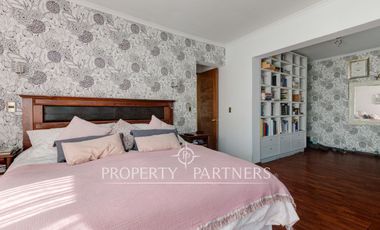 Amplia casa familiar, en tranquilo barrio residencial, Providencia.