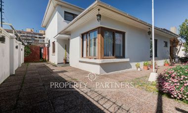 Amplia casa familiar, en tranquilo barrio residencial, Providencia.