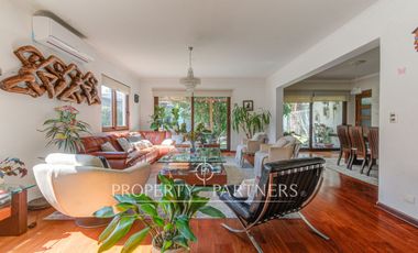 Amplia casa familiar, en tranquilo barrio residencial, Providencia.