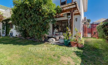 Amplia casa familiar, en tranquilo barrio residencial, Providencia.