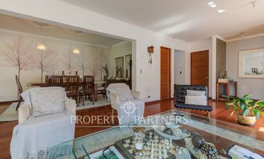 Amplia casa familiar, en tranquilo barrio residencial, Providencia.