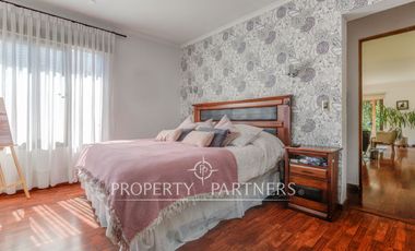 Amplia casa familiar, en tranquilo barrio residencial, Providencia.