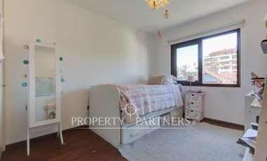 Amplia casa familiar, en tranquilo barrio residencial, Providencia.