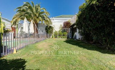 Amplia casa familiar, en tranquilo barrio residencial, Providencia.