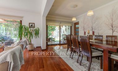 Amplia casa familiar, en tranquilo barrio residencial, Providencia.