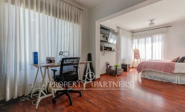 Amplia casa familiar, en tranquilo barrio residencial, Providencia.