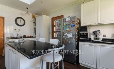 Amplia casa familiar, en tranquilo barrio residencial, Providencia.