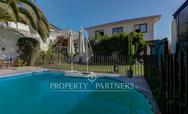 Amplia casa familiar, en tranquilo barrio residencial, Providencia.