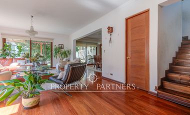 Amplia casa familiar, en tranquilo barrio residencial, Providencia.