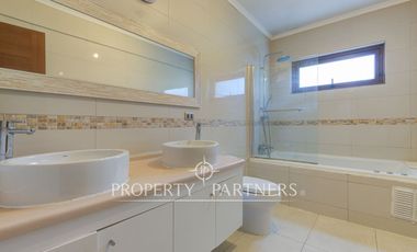 Amplia casa familiar, en tranquilo barrio residencial, Providencia.