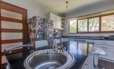 Amplia casa familiar, en tranquilo barrio residencial, Providencia.