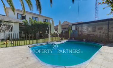 Amplia casa familiar, en tranquilo barrio residencial, Providencia.