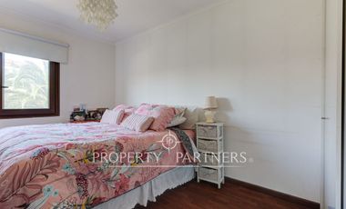 Amplia casa familiar, en tranquilo barrio residencial, Providencia.