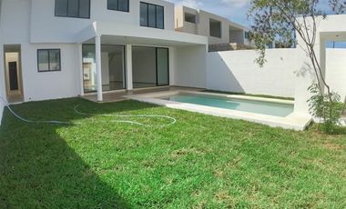 Venta Casa en Conkal al norte de Merida, en privada, con recámara en PB