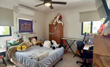 CASA EN VENTA EN ESQUINA CON PANALERES SOLARES EN PRIVADA BOTÁNICO RESIDENCIAL.