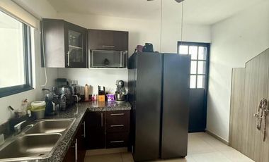 CASA EN VENTA EN ESQUINA CON PANALERES SOLARES EN PRIVADA BOTÁNICO RESIDENCIAL.