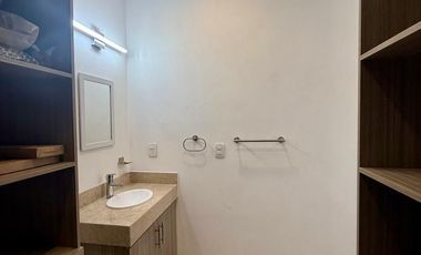 CASA EN VENTA EN ESQUINA CON PANALERES SOLARES EN PRIVADA BOTÁNICO RESIDENCIAL.