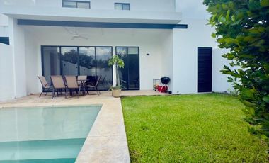 CASA EN VENTA EN ESQUINA CON PANALERES SOLARES EN PRIVADA BOTÁNICO RESIDENCIAL.