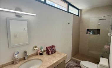 CASA EN VENTA EN ESQUINA CON PANALERES SOLARES EN PRIVADA BOTÁNICO RESIDENCIAL.