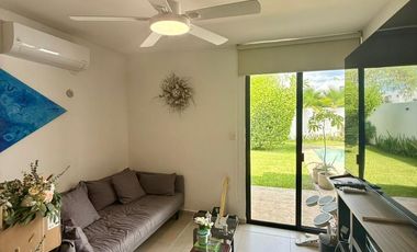 CASA EN VENTA EN ESQUINA CON PANALERES SOLARES EN PRIVADA BOTÁNICO RESIDENCIAL.