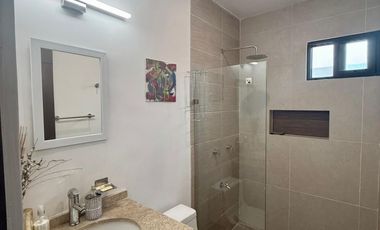 CASA EN VENTA EN ESQUINA CON PANALERES SOLARES EN PRIVADA BOTÁNICO RESIDENCIAL.