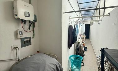 CASA EN VENTA EN ESQUINA CON PANALERES SOLARES EN PRIVADA BOTÁNICO RESIDENCIAL.