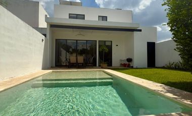 CASA EN VENTA EN ESQUINA CON PANALERES SOLARES EN PRIVADA BOTÁNICO RESIDENCIAL.