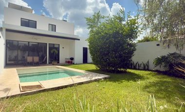 CASA EN VENTA EN ESQUINA CON PANALERES SOLARES EN PRIVADA BOTÁNICO RESIDENCIAL.