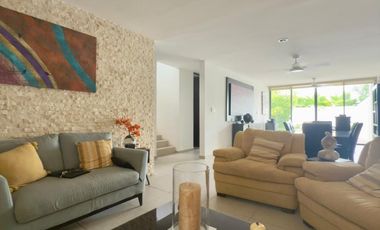 CASA EN VENTA EN ESQUINA CON PANALERES SOLARES EN PRIVADA BOTÁNICO RESIDENCIAL.