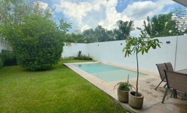 CASA EN VENTA EN ESQUINA CON PANALERES SOLARES EN PRIVADA BOTÁNICO RESIDENCIAL.