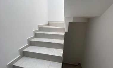 CASA EN VENTA, LOMAS BOULEVARES, REMODELADA ACABOS MINIMALISTA.