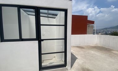 CASA EN VENTA, LOMAS BOULEVARES, REMODELADA ACABOS MINIMALISTA.