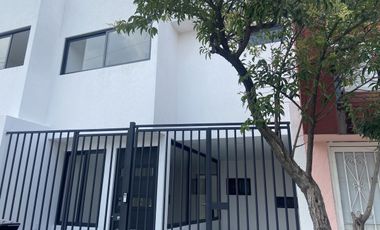 CASA EN VENTA, LOMAS BOULEVARES, REMODELADA ACABOS MINIMALISTA.