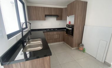 CASA EN VENTA, LOMAS BOULEVARES, REMODELADA ACABOS MINIMALISTA.