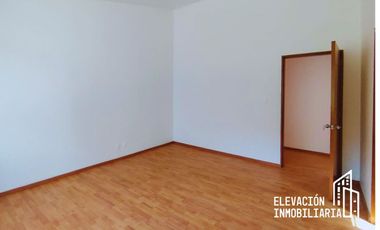 Residencia en Venta  en La Estadía, Zona Esmeralda con gran jardín