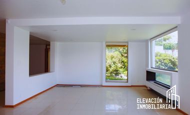 Residencia en Venta  en La Estadía, Zona Esmeralda con gran jardín