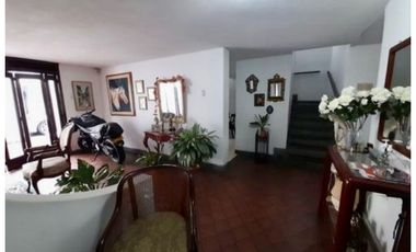 Casa esquinera de dos pisos en venta - Barrio Mirriñao Palmira Valle