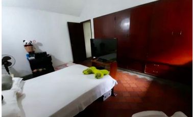 Casa esquinera de dos pisos en venta - Barrio Mirriñao Palmira Valle