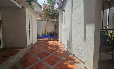 Se-vende-casa-en-conjunto-2-habitaciones-con-estudio-barrio-ciudad-jardín-barranquilla