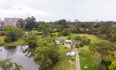Vendo finca en Llanogrande, con lago, cerca a todo MGE
